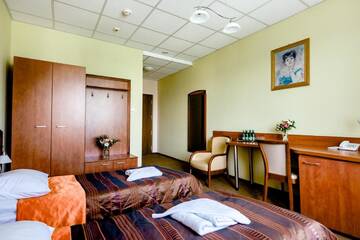 Фото номера Стандартный двухместный номер с 2 отдельными кроватями Отель Hotel Stal г. Сталёва-Воля 4