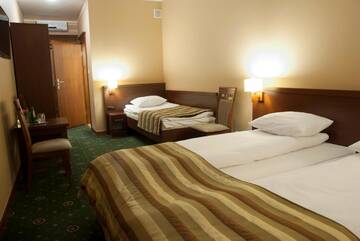 Фото номера Трехместный номер Отель Hotel Dwór Galicja г. Сталёва-Воля 5