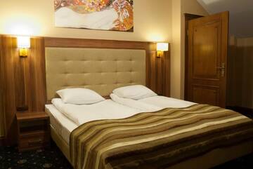 Фото номера Улучшенные апартаменты с гидромассажной ванной Отель Hotel Dwór Galicja г. Сталёва-Воля 3