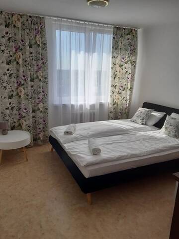 Фото номера Номер с кроватью размера «queen-size» и общей ванной комнатой Отель Hotel Metalowiec г. Сталёва-Воля 3